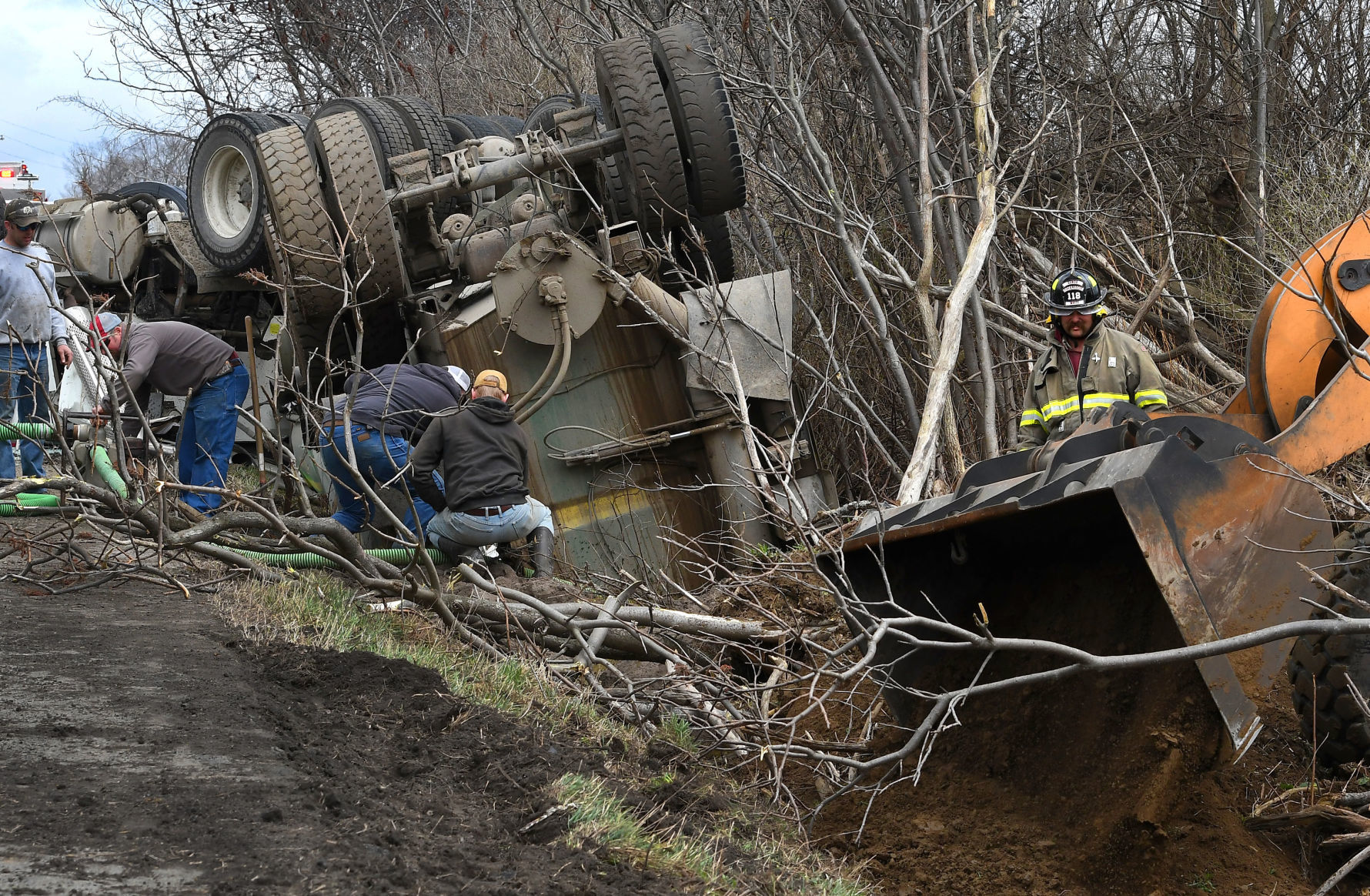 Manure Truck Rolloverl 4.JPG